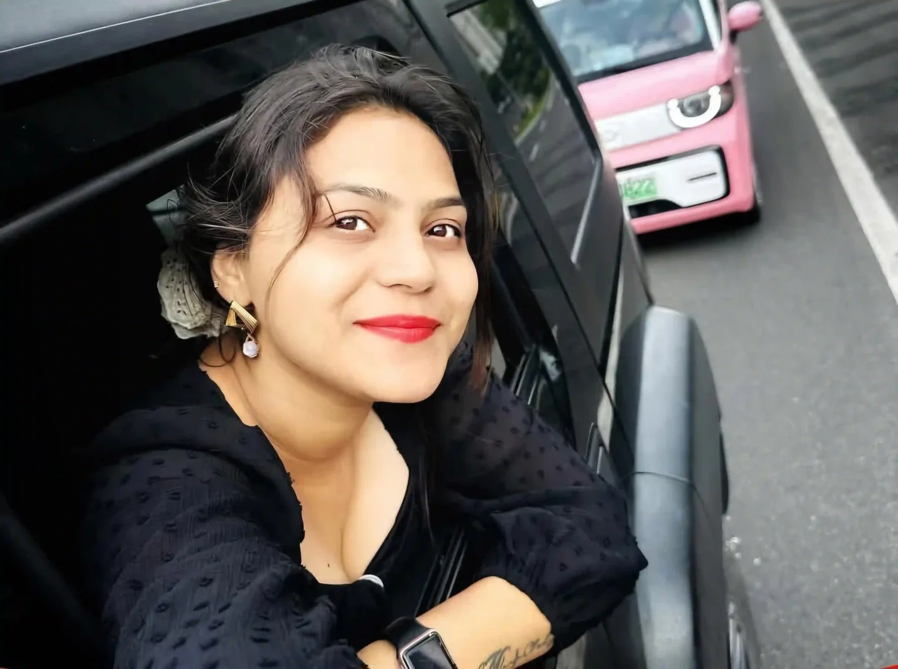 girls in car